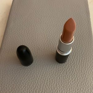 MAC lipstick in Freckletone